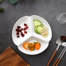 트래블앤쿡 화이트 도자기 원형 3절 나눔접시 반찬 그릇 세라믹 안주접시, 2개
