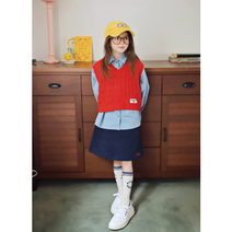 [마르디엠버] F/W 시즌 포인트 컬러감으로 데일리 하게 입기 좋은 피치스 주니어 메이니 니트 베스트는 여유 있는 핏으로 편하게 착용할 수 있도록 제작해 주었어요.