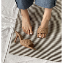 [격자 네모 퀼팅 스티치포인트 영우MD] 앞코네모 토오픈 슬리퍼 구두 블랙 브라운 베이지 크림 스킨톤 다리가 길어보이는 각선미 돋보이는 키작녀 내돈내산 블로그 리뷰 뮬 힐 9cm