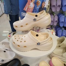 크록스 NC야탑점 여성용 클래식 플랫폼 쉬머 클로그 바닐라 208590-108