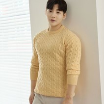 어깨넓어보이는 남자 머슬핏 꽈배기 니트