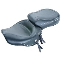 Mustang 와이드 투어링 시트 - 스터드 / 전면 너비 40.6cm(16인치) / 후면 너비 31.8cm(12.5인치). 76126