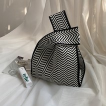 에브리테일 지그재그 니트 손목가방