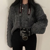 [랜덤플레이] 카라 버튼 꽈배기 루즈핏 스웨터