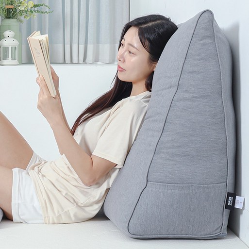 머리까지 기대는 삼각 쿠션 허리 등쿠션 쇼파 침대 등받이