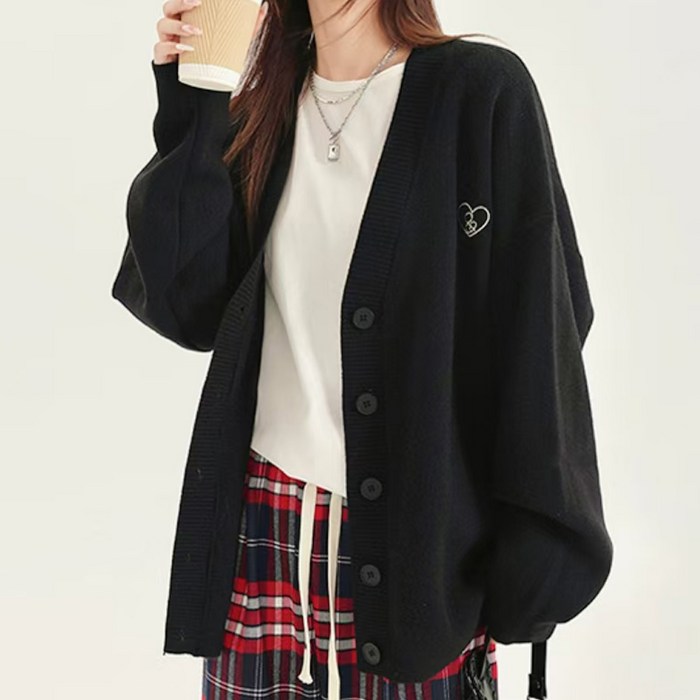 Rakumin 여성  브이넥 루즈핏 하트자수 니트가디건