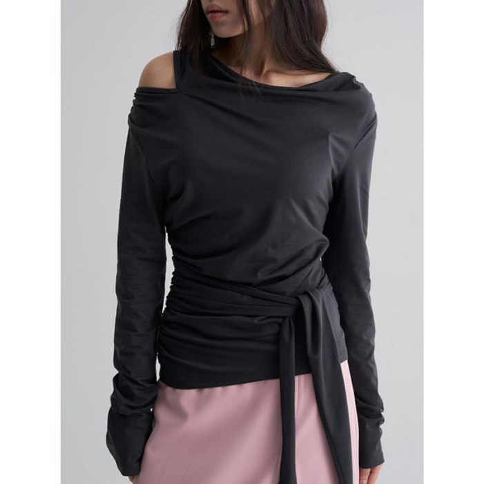 [에잇세컨즈] 슬릿 드레이프 티셔츠 블랙 (165941AQ75)