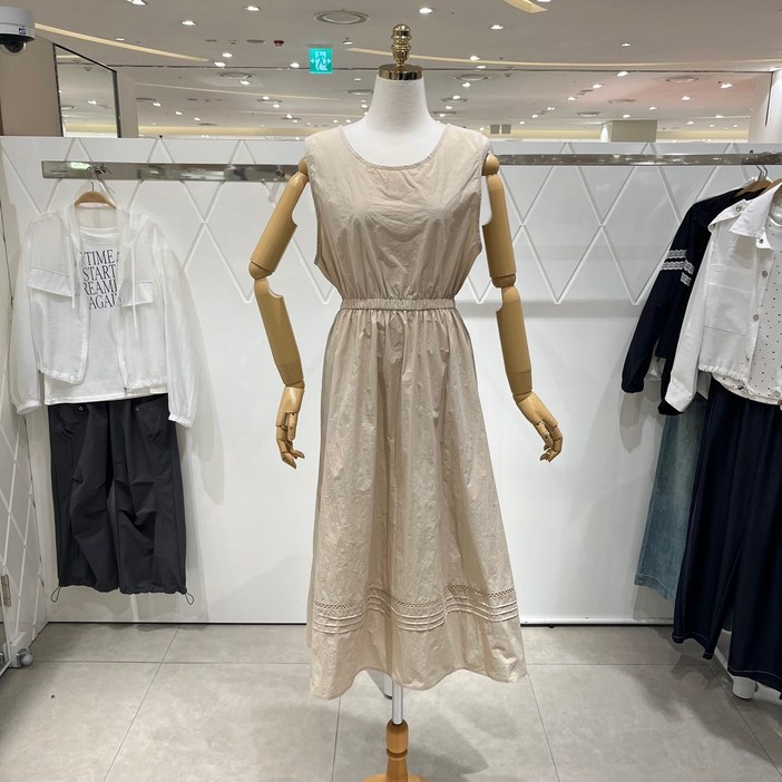 AK플라자 밸리걸 레이스 포인트 슬리브리스 원피스 820210