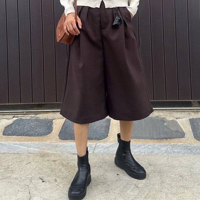 여성 겨울 도톰 핀턱 와이드 7부 모직 하프팬츠 반바지