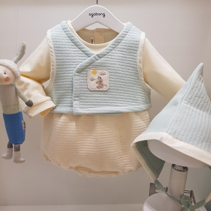 아가방 23가을 겨울 베이비페어!  도련님 한복 상하세트 꼬깔모자도 같이 한복 바디수트!  옷고름 한복 조끼를 벗으면 편한 우주복 바디수트! 이거 너무 편한 유아 한복 외출복