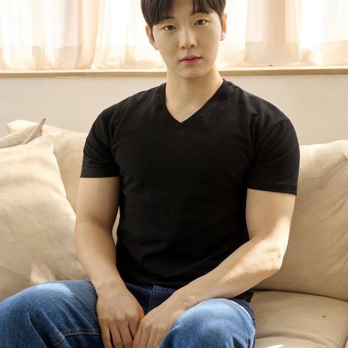 어깨넓어보이는 남자 머슬핏 반팔 브이넥 티셔츠 어깨넓어보이는 남자 머슬핏 반팔 브이넥 티셔츠