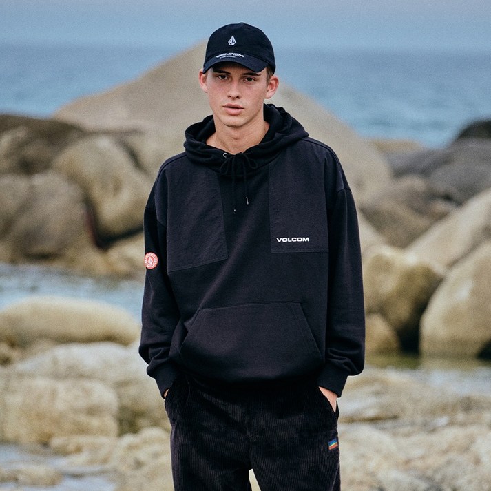 VOLCOM 캠퍼 오버핏 우븐패치 기모 후드 티셔츠 VA214HM002