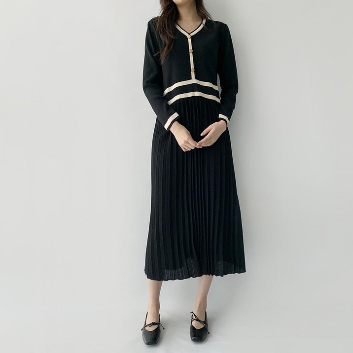 [여리핏] 데이지클로젯 골드민 브이넥 배색 플리츠 니트 롱원피스 / 봄 가을 간절기 긴팔 오버핏 원피스 루즈핏 여성 여자 주름 데일리룩 금장 심플 오피스룩