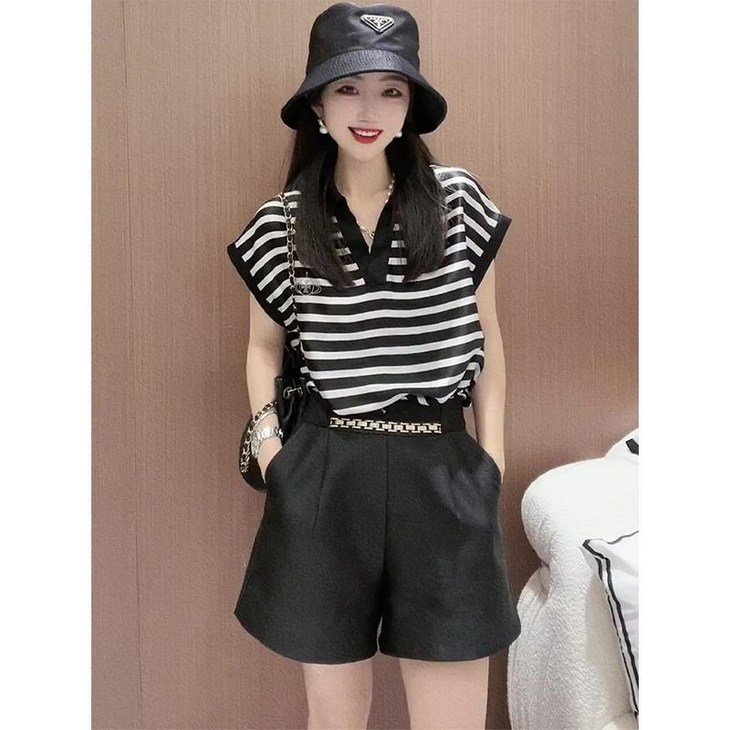 패셔너블한 여름 여성을 위한 캐주얼 스포츠 수트, 고급스럽고 스타일리시한 연령 감소 수트